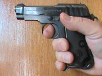 Beretta 1935 three finger grip.JPG