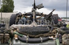 692356-sas-defender-land-rover.jpg