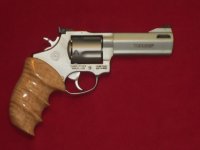 AAA TAURUS 425 41 MAG 01.JPG